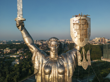 Монтаж тризуба на щит монумента «Батьківщина-мати» /Getty Images