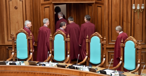 Конституційний Суд повернувся до справ Фонду гарантування та «антиколомойського закону». Чим це загрожує, зокрема ПриватБанку - INFBusiness