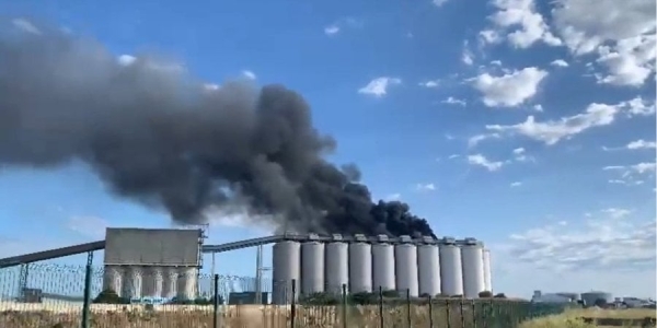 Ла-Рошель під вогнем. У великому французькому порту сталася масштабна пожежа на зерносховищі - INFBusiness