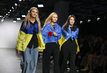 Дизайнерки Ксенія Шнайдер, Надя Дзяк та Олена Рева після показу власних колекцій на Тижні моди у Лондоні