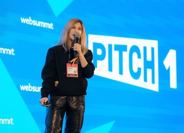 Марина Авдєєва під час пітчу на Web Summit 2023.