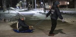 “Скажи привіт”: влада шведського міста заохочує жителів вітатися один з одним, аби подолати самотність