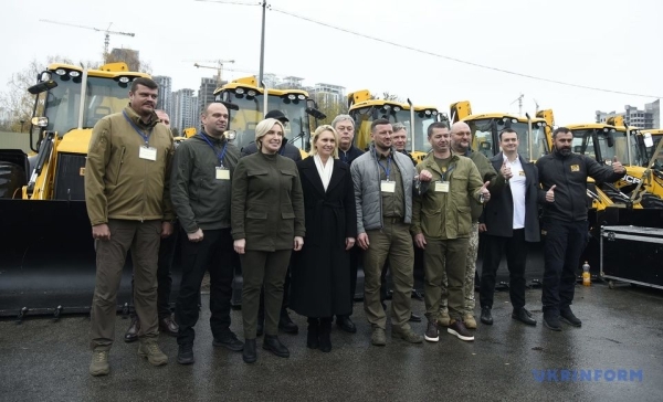 США передали Україні 14 екскаваторів-навантажувачів та гусеничних екскаваторів (ФОТО, ВІДЕО) - INFBusiness