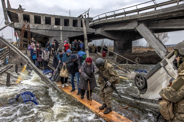 В Ірпені відкрили новий міст, поряд із підірваним, де під час окупації евакуювалися люди. Залишки зруйнованого мосту збережуть (ФОТО) - INFBusiness