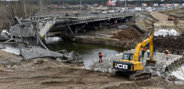 В Ірпені відкрили новий міст, поряд із підірваним, де під час окупації евакуювалися люди. Залишки зруйнованого мосту збережуть (ФОТО) - INFBusiness