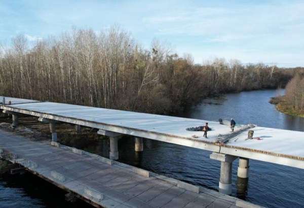 Важлива логістична артерія: дорожники завершили бетонування монолітної плити мосту через річку Псел - INFBusiness