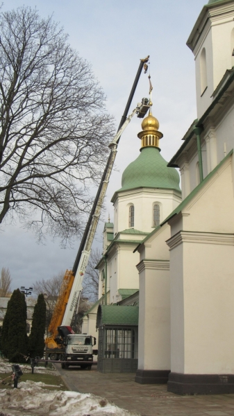 На Святу Софію Київську почали встановлювати відновлені хрести (ФОТО) - INFBusiness