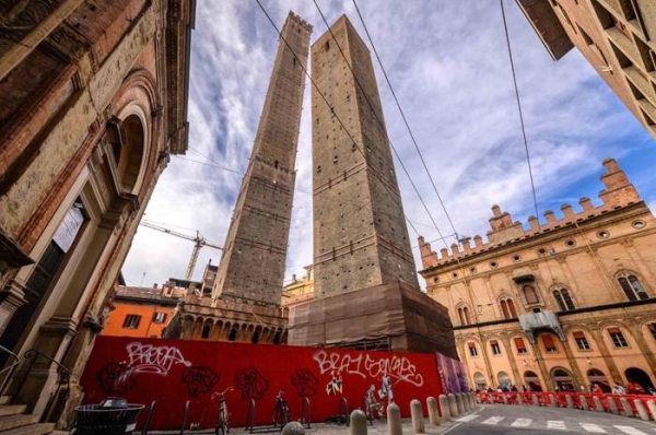 Нахилена вежа Болоньї може впасти - INFBusiness