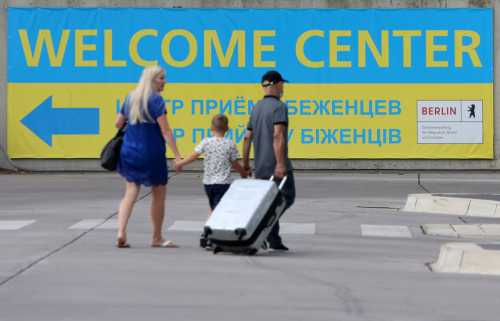 Повернутися чи залишитися: як змінюються правила для українських біженців у 2025 році - INFBusiness