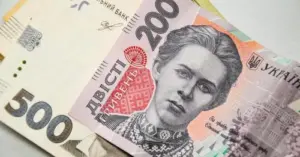 Переселенці та українці за кордоном зможуть отримувати пенсії не лише в Ощадбанку