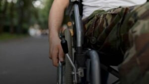 Військові, що отримали поранення, контузію чи інвалідність, мають право на виплати: Кабмін описав порядок отримання
