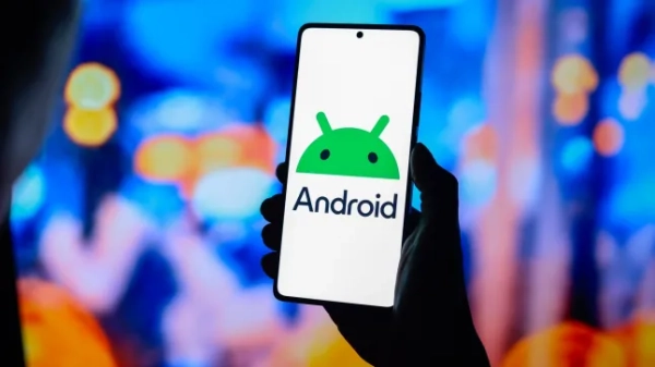Зображення мобільного телефону з екраном, на якому зображено логотип Android.