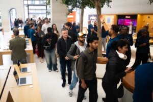 Нові надтонкі iPhone 17 та iPhone Air від Apple сьогодні надходять у продаж у Великій Британії.