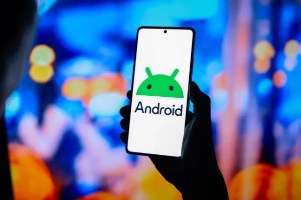 Google закликав користувачів Android діяти негайно, щоб запобігти використанню хакерами недоліків у її програмному забезпеченні. Зображення мобільного телефону з екраном, на якому зображено логотип Android.