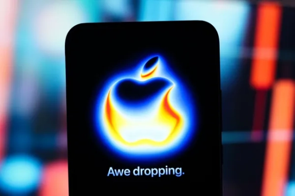 На цій фотоілюстрації на екрані смартфона видно логотип заходу Apple 