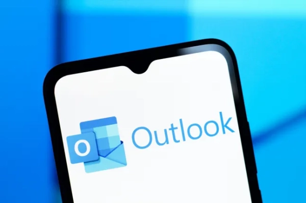 Microsoft Outlook недоступний для сотень користувачів, внаслідок чого багато хто не може надсилати та отримувати електронні листи. КАНАДА – 2025/03/01: На цій фотографії логотип Microsoft Outlook відображається на екрані смартфона. (Фотоілюстрація Томаса Фуллера/SOPA Images/LightRocket через Getty Images)