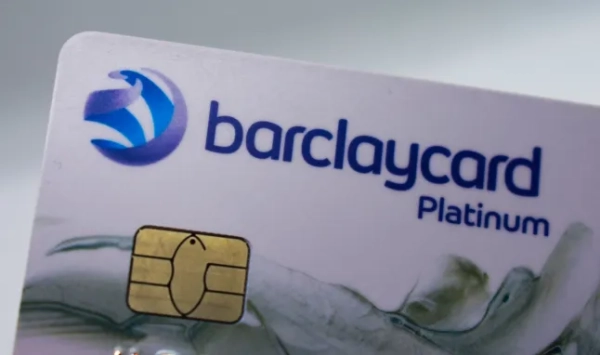 Клієнти Barclays не можуть витрачати свої гроші через непрацездатність мобільного додатку. Лондон, Велика Британія – 8 жовтня 2018 р.: Крупний план логотипу Barclaycard Platinum на безконтактній банківській картці для кредитних, дебетових, кредитних та бездротових платежів.; Shutterstock ID 1199627338; замовлення_на_продаж: -; завдання: -; клієнт: -; інше: -
