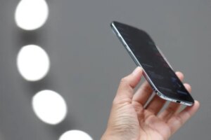 Apple випускає iPhone 17 та iPhone Air, які майже достатньо тонкі, щоб їх можна було відправити поштою як лист.