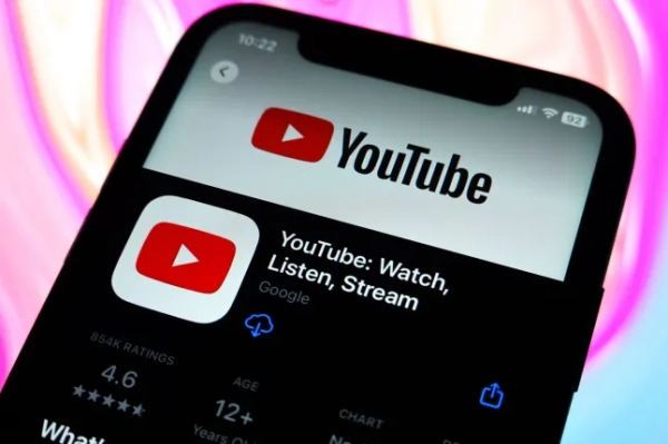Рішення YouTube відкрити функцію, яка раніше була доступна лише преміум-користувачам, для решти інтернету значною мірою пройшло непоміченим. На цій фотографії логотип YouTube відображається в Apple Store на iPhone.