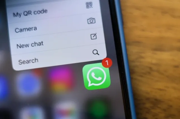 Значок WhatsApp на екрані телефону в Кракові, Польща, 1 квітня 2025 року. (Фото Якуба Пожицького/NurPhoto через Getty Images)