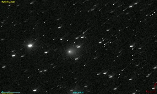 Двокадрова анімація міжзоряної комети 3I/ATLAS (велика сіра розмита пляма), що рухається по полю зірок на знімках космічного телескопа Хаббл, зроблених 21 липня 2025 року о 18:04 та 18:06 UTC. Кожен кадр – це 25-секундна експозиція, знята з використанням фільтра F350LP камери WFC3. Зірки виглядають слідами, оскільки космічний телескоп Хаббл стежив за рухом комети під час експозиції зображення. Розсіяні білі пікселі та плями, які спорадично з'являються між кадрами, є артефактами зображення, спричиненими космічними променями, що потрапляють на камеру Хаббла під час експозиції. Зображення орієнтовані на північ вгорі, на схід ліворуч. https://commons.wikimedia.org/wiki/File:3I-ATLAS_Hubble_2025-07-21_8UT.gif 14928987 Перший погляд на міжзоряний об'єкт, що мчить до Сонячної системи, зроблений телескопом Хаббл.
