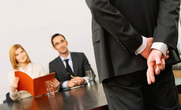 Офіс компанії знаходився в спальному районі в якомусь жахливому закутку. Я прибігла хвилину в хвилину, але дівчина, яка зустріла мене, з порога накричала на мене, звинувативши в запізненні. Опитування: Як вас мучили на співбесіді? - INFBusiness