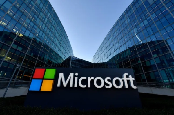 Microsoft розслідує проблему, яка перешкоджає користувачам входити в її програму 365. Логотип французької штаб-квартири американської багатонаціональної технологічної компанії Microsoft зображений на вулиці в Іссі-ле-Муліно, передмісті Парижа, 6 березня 2018 року. (Фото ЖЕРАРА ЖУЛЬЄНА / AFP)