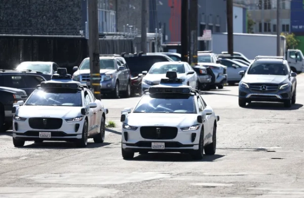 САН-ФРАНЦИСКО, КАЛІФОРНІЯ – 1 БЕРЕЗНЯ: Автомобілі Waymo їдуть вулицею 1 березня 2023 року в Сан-Франциско, Каліфорнія. Waymo, підрозділ безпілотних автомобілів Alphabet, оголосив про звільнення понад 135 співробітників у рамках другого раунду звільнень цього року. Waymo скоротила 8 відсотків своєї робочої сили цього року. (Фото Джастіна Саллівана/Getty Images)