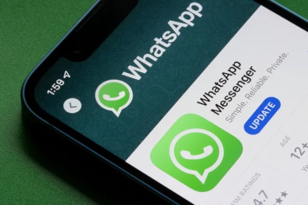 WhatsApp вносить зміни, які можуть значно спростити впорядкування даних, завдяки можливості переглядати обсяг сховища безпосередньо з вікна чату. Портленд, Орегон, США – 9 грудня 2022 р.: додаток WhatsApp Messenger видно в App Store на iPhone.; Shutterstock ID 2288040441; замовлення_на_продаж: -; завдання: -; клієнт: -; інше: -