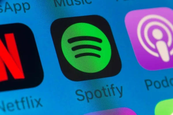 Spotify розлютив передплатників після оголошення про друге підвищення цін на преміум-підписки за рік, що вплинуло на сотні мільйонів користувачів сервісу. Логотип Spotify на мобільному пристрої