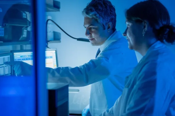 ЗАБОРОНЕНО ДО 1600 СЕРЕДА, 22 ЖОВТНЯ Недатоване фото роздаткового матеріалу Еліаса Сейура (ліворуч) під час роботи над вакциною проти COVID-19 у лабораторії, видане UF Health. Дослідження показують, що вакцини проти Covid-19, як було виявлено, «турбо-посилюють» певний тип лікування раку, який використовує імунну систему для атаки ракових клітин. Вчені заявили, що це відкриття, після підтвердження в ширших дослідженнях, може «революціонізувати» лікування раку. Дата випуску: середа, 22 жовтня 2025 року. Фото PA. Автор фото має бути: UF Health/Jackie Hart/PA Wire ПРИМІТКА ДЛЯ РЕДАКТОРІВ: Це фото роздаткового матеріалу може використовуватися лише для редакційних репортажів для сучасної ілюстрації подій, речей або людей на зображенні або фактів, згаданих у підписі. Повторне використання зображення може вимагати додаткового дозволу від власника авторських прав.