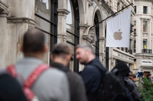 Люди, які мали iPhone або iPad між 2015 і 2024 роками, можуть отримати виплату до 75 фунтів стерлінгів після того, як рішення суду виявило, що ціни в магазинах додатків були завищені протягом цього періоду. ЛОНДОН, АНГЛІЯ – 19 ВЕРЕСНЯ: Люди шикуються в черзі перед запуском нового iPhone від Apple біля магазину Apple Store на Ріджент-стріт, коли новий iPhone надійде у продаж 19 вересня 2025 року в Лондоні, Англія. (Фото Мін Юн/Getty Images)