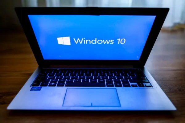Мільйони користувачів Windows 10 закликають вжити заходів, перш ніж Microsoft припинить підтримку цієї операційної системи. Логотип операційної системи Windows 10 відображається на екрані ноутбука, який ось-ось буде закрито.