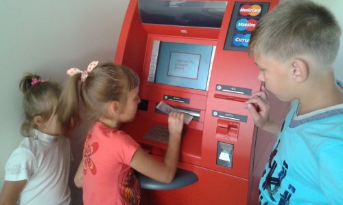 З якого віку дозволяти дитині користуватися банківською карткою? - INFBusiness
