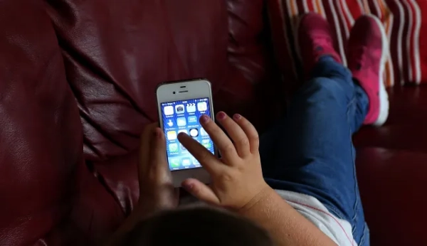 Люди, які мали iPhone або iPad між 2015 і 2024 роками, можуть отримати виплату до 75 фунтів стерлінгів після того, як рішення суду виявило, що ціни в магазинах додатків були завищені протягом цього періоду. ФОТО, ЗРОБЛЕНЕ МОДЕЛЛЮ Архівне фото від 21.08.14, на якому зображена дитина, яка користується смартфоном Apple iPhone. Депутат наполягає, що питання надмірного використання смартфонів та соціальних мереж дітьми буде вирішено «значущим чином», якщо уряд підтримає законопроект приватного члена парламенту. Дата публікації: п'ятниця, 7 березня 2025 року. Фото з Пенсильванії. Джош МакАлістер, депутат від Лейбористської партії від Вайтхейвена та Воркінгтона, заявив, що підтримка заходів, викладених у його законопроекті, буде «найсерйознішою взаємодією» з боку уряду з питань, що стосуються використання смартфонів та соціальних мереж. Див. статтю в Пенсильванії ПОЛІТИКА Телефони. Автор фото: Пітер Бірн/PA Wire