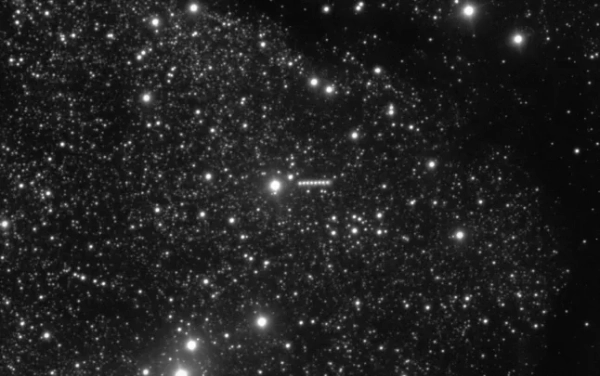 Дуже Великий Телескоп (VLT) Європейської південної об'єктної зони (ESO) отримав нові зображення 3I/ATLAS, міжзоряного об'єкта, відкритого минулого тижня. Ідентифікована як комета, 3I/ATLAS є лише третім гостем з-за меж Сонячної системи, коли-небудь знайденим, після 1I/??Оумуамуа та 2I/Борисова. Її дуже ексцентрична гіперболічна орбіта, на відміну від орбіт об'єктів Сонячної системи, видала її міжзоряне походження.?? На цьому зображенні накладено кілька спостережень VLT, що показують комету як серію точок, що рухаються праворуч зображення протягом приблизно 13 хвилин у ніч на 3 липня 2025 року. Дані були отримані за допомогою приладу FORS2 та доступні в архіві ESO.?? Посилання?? Таймлапс спостережень Глибоке накладання зображень усіх спостережень