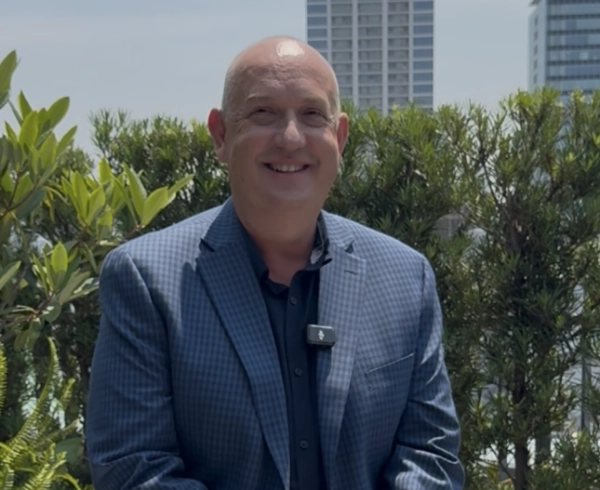 Тай Брейді, головний інженер з робототехніки Amazon, на конференції Amazon Delivering the Future у Токіо, Японія