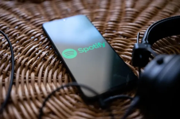 Spotify розлютив передплатників після оголошення про друге підвищення цін на преміум-підписки за рік, що вплинуло на сотні мільйонів користувачів сервісу. Стокові фотографії платформ потокового передавання музики та звуку