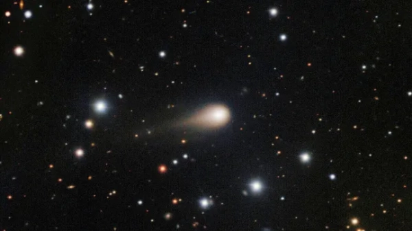 Минуло лише кілька днів з того часу, як мало відбутися захоплення, яке мало призвести до страждань людей від рук Антихриста. Це зображення, складене з кількох експозицій та надане NOIRLab від NSF, показує комету, що проноситься крізь зоряне поле над Міжнародною обсерваторією Джеміні на Серро-Пачон, поблизу Ла-Серени, Чилі. (NSF's NoirLab через AP)