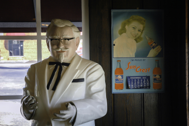 Мережа швидкого харчування KFC фіксує спад реалізації в Штатах вже протягом шести кварталів поспіль. З яких причин KFC позбулася лідерства на ринку швидкої їжі та як планує його відновити? Фото Getty Images KFC /Getty Images