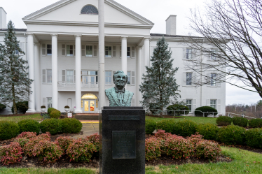Мережа швидкого харчування KFC фіксує спад реалізації в Штатах вже протягом шести кварталів поспіль. З яких причин KFC позбулася лідерства на ринку швидкої їжі та як планує його відновити? Фото Getty Images Покловник Сандерс KFC /Getty Images