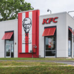 KFC більше не лідер швидкого харчування. Як легендарна мережа фастфуду збирається повернути собі першість? Аналіз WSJ. - INFBusiness