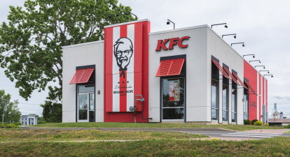 Мережа швидкого харчування KFC фіксує спад реалізації в Штатах вже протягом шести кварталів поспіль. З яких причин KFC позбулася лідерства на ринку швидкої їжі та як планує його відновити? Фото Getty Images KFC, курячі стріпси, картопля фрі /Getty Images