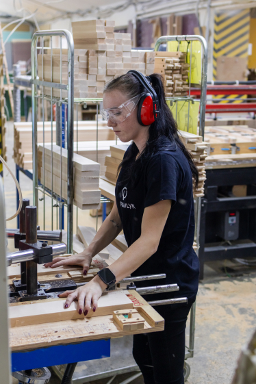 ```html Жінки на виробництві меблів, меблі