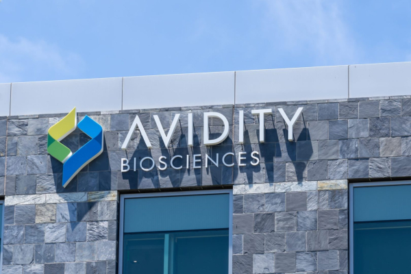 Novartis AG досягла домовленості про купівлю Avidity Biosciences Inc. за 12 мільярдів доларів, що є найбільшою транзакцією швейцарського фармвиробника за останнє десятиліття. Це придбання поповнює портфель Novartis кількома потенційними блокбастерами на тлі прогнозованої конкуренції з боку генеричних версій для теперішніх лідерів ринку. Novartis зі Швейцарії придбає американську біофармацевтичну Avidity за 12 мільярдів доларів - INFBusiness