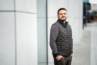 Розпочавши діяльність із ремонтних робіт і невеликих об'єктів, Unit Development перетворилася на девелопера повного циклу, який втілює в життя житлові та суспільні проєкти, а також долучається до відновлення держави. Об'єднуючи комерцію, навчання та завдання сталого розвитку, фірма демонструє, що будівельна галузь здатна бути етичною та відкритою. Про цю трансформацію та принципи ведення справ Forbes BrandVoice розповів засновник Unit Development Іван Щебетун. Іван Щебетун, засновник Unit Development