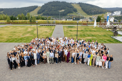 У 1954 році в маленькій лабораторії у французькому місті Орлеан Жак Серв’є проводив дослідження з молекулами, прагнучи змінити світ медицини. Сьогодні його фірма працює майже в 140 державах, реінвестує прибуток у науку та соціальні ініціативи, а також ставить пацієнта в основу будь-яких рішень. Servier в Україні