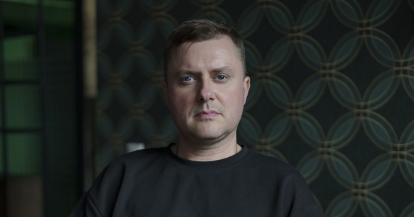 Штучний інтелект вже не просто інструмент у руках банків, він стає основою нової фінансової реальності. Від автоматизації рутинних завдань до розумних рекомендацій для клієнтів, ШІ змінює всі етапи банківських операцій. Однак разом з новими можливостями зростають і ризики, які можуть поставити під загрозу не лише бізнес-процеси, а й довіру клієнтів. Як банкам балансувати між інноваціями та безпекою? Розповідає CIO Sense Bank Олександр Драгін. Ви готові довірити ШІ свої фінанси? Банки впроваджують ШІ в роботу. Які переваги й ризики? - INFBusiness