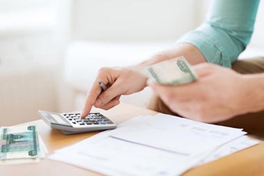 Ця фраза, що миттєво стала крилатою, недвозначно показала всім нам, що немає сенсу розраховувати на суттєву допомогу від держави. Так, чим може воно допоможе, але особливих чудес чекати не слід. Тому кожен із нас має сам думати про достаток своєї сім'ї та докладати для цього всі сили. "Грошей немає, але ви тримаєтеся". Де взяти гроші, коли вони дуже потрібні? - INFBusiness