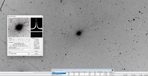 Рано вранці 3I/ATLAS показав складну структуру хвоста. Ми спостерігали його під кутом елонгації 29 градусів від Сонця. Сумарне зображення з 24x35 сек зеленого та 2x35 червоного та 2x35 синього кольорів з 11-дюймовим RASA показує кому 5 футів та 4-5 хвостів або струменів: 400° па 0°, 500° па 316°, 900° па 295°, 430° па 278° та зустрічний хвіст 200° па 109°. На момент експозиції комета знаходилася на 7-10° над горизонтом; в кінці спостереження, яке відбувалося під яскравим місячним світлом, завадили сутінки. Ми спостерігали з гірського місця. Яскравість комети становила 9m1 (виміряно з 6x35 сек зеленого). 3I/ATLAS 2025-11-08 4.10 UT 20 хв RGB М. Йогер, Г. Реманн, Е. Проспері G00